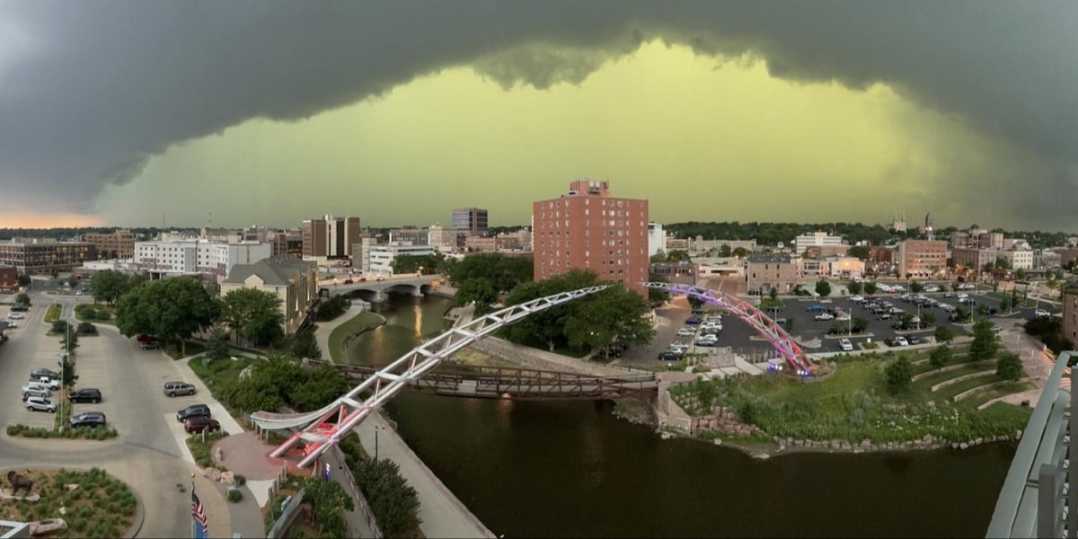 Un ciel vert à l'approche d'un orage.