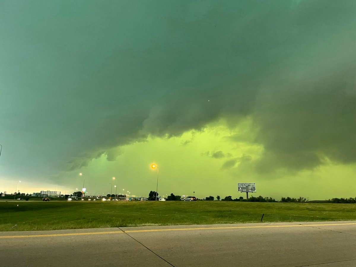 Un ciel vert à l'approche d'un orage.