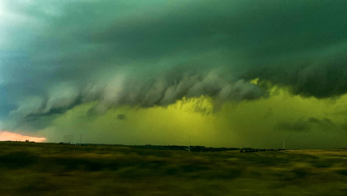 Un nuage de plateau vert au-dessus d'une prairie.