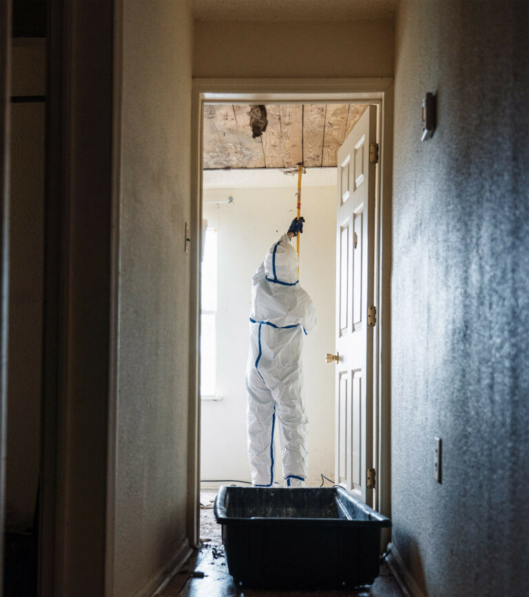 Un volontaire de l'équipe Rubicon travaille sur une maison endommagée en Lousiane