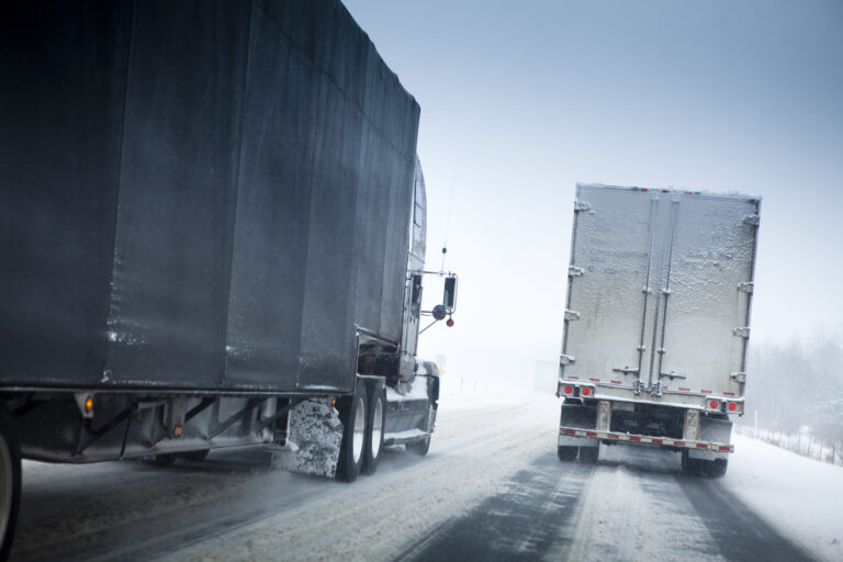 camions roulant dans la neige