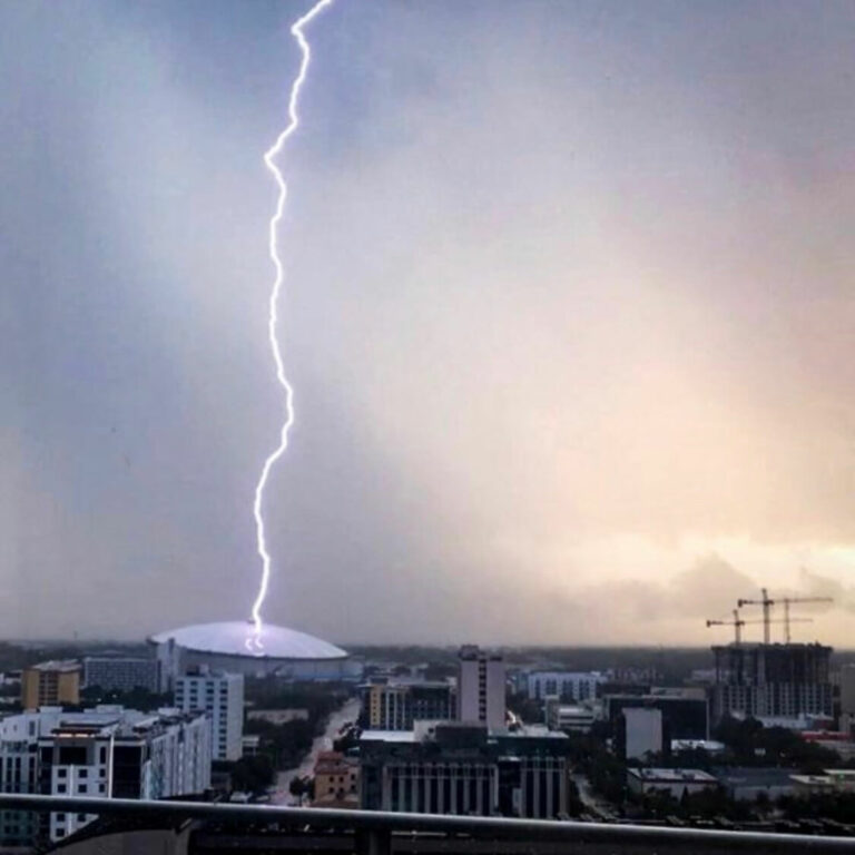 La foudre frappe le Tropicana Field à St. Petersburg, en Floride, en septembre 2018.