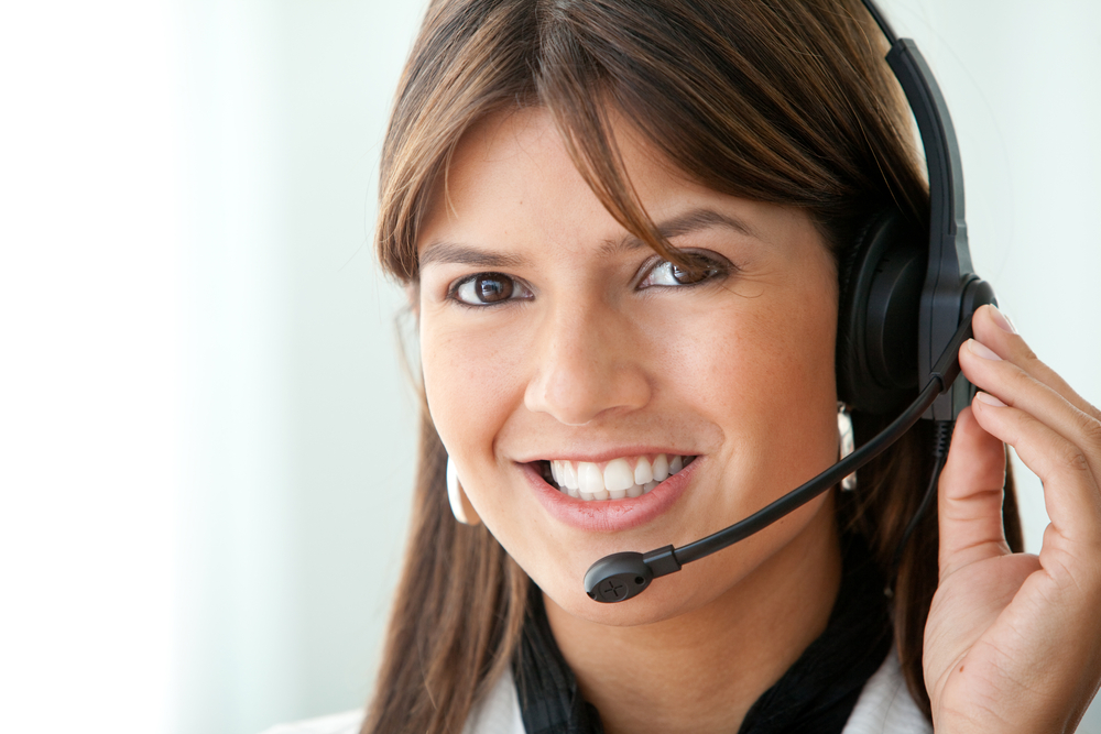 femme souriante dans un bureau, opératrice de soutien à la clientèle
